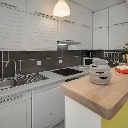 Lav Apartment *